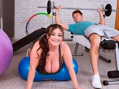 Grosser arsch, Blasen, Braunhaarige, Fett, Freundin, Sporthalle, Handjob, Sport
