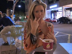 En gros plan de très près, Dansant, Doigter, Masturbation, Orgasme, Public, Solo, Sous la jupe