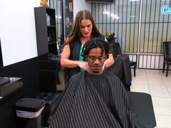 Camsoda-Buxom hairdresser tugging black client