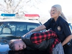 Blond, Pijpbeurt, Hondjeshouding, Moeder die ik wil neuken, Politie, Geschoren, Tieten likken, Uniformpje