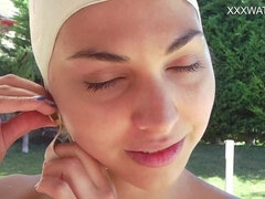 Poupée, Hongroise, Masturbation, Orgasme, Petite femme, Piscine, Public, Fumer