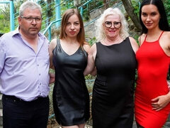 Morena, Corridas faciales, Cuadrupleta, Abuelita, Sexo duro, Al aire libre, Pov, Público