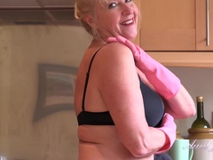 Grosse titten, Blondine, Hausfrau, Küche, Masturbation, Muschi, Rasiert