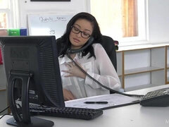 Азиатки, Брюнетки, Мастурбация, В офисе, Бритые, Соло, Стриптизерша, Сиськи