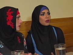 Enthousiasteling, Arabisch, Pijpbeurt, Handbeurt, Rijpe lesbienne, Moeder die ik wil neuken, Kut duiken, Trio