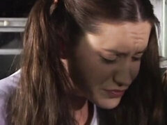 18 ans, Gros cul, Gros seins, Bus, Queue, En levrette, Maigrichonne, Adolescente