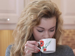 Blonde, Sucer une bite, Tir de sperme, Seins naturels, Étudiant, Serré, Nénés, Mouillée