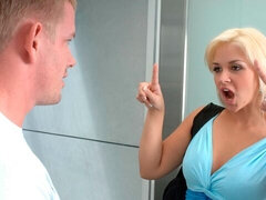 Verga grande, Tetas grandes, Rubia, Mamada, Madres para coger, Oficina, Afeitado, Tetas