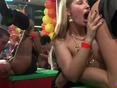 Grosse bite, Sucer une bite, Tchèque, En levrette, Interracial, Lesbienne, Seins naturels, Fête