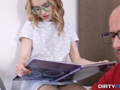 Blondine, Blasen, Studentin, Aufs gesicht abspritzen, Brille, Hd, Muschi, Titten