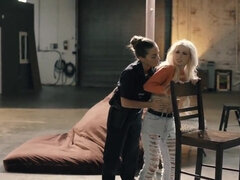 Блондинки, Крупный план, Пальцем, Лесбиянка, Натуральные сиськи, Оргазм, Полиция, Киски