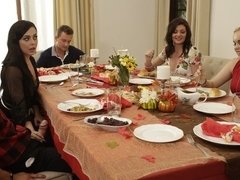 デカ尻, ブロンド, 家族, 指いじり, グループ, 手コキする, 淫乱熟女, 剃毛
