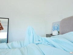 Salle de bains, Chambre à dormir, Gros seins, Sucer une bite, En levrette, Petite amie, Hard, Douche