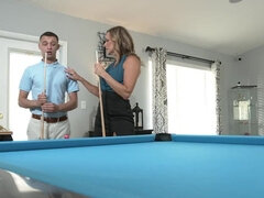 Grosser arsch, Grosser schwanz, Blasen, Nahaufnahme, Handjob, Hd, Milf, Pool