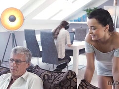 Noire, Blonde, Sucer une bite, Brunette brune, Papa, Famille, Doigter, Masturbation