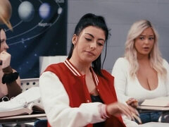 Tetas grandes, Penetracion con dedos, Besar, Lamidas, Lencería, Coño, Afeitado, Estriptis