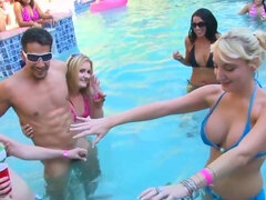 Grosser arsch, Bikini, Blasen, Cfnm, Gruppe, Hd, Interrassisch, Pool