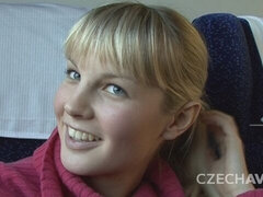 Enthousiasteling, Grote mammen, Blond, Pijpbeurt, Aangekleed, Gezichtspunt, Openbaar, Trein