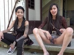 Sucer une bite, Brunette brune, Doigter, Poilue, De plein air, Pov, Jupe, Plan cul à trois