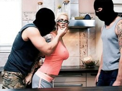 Grosse bite, Gros seins, Sucer une bite, En levrette, Le plan cul à quatre, Branlette thaïlandaise, Orgie, Tatouage