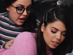 Gafas, Tacones, Latina, Lesbiana, Coño, Nalgadas, Tatuaje, Hilo dental