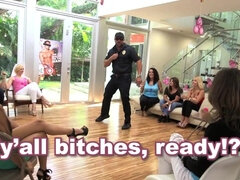 Enthousiasteling, Grote kont, Grote mammen, Pijpbeurt, Naakte man aangeklede vrouw, Hd, Interraciaal, Orgie