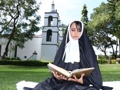 Culo, Mamada, Estilo perrito, Latina, Monja, Al aire libre, Apretado, Tetas
