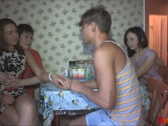 Брюнетки, Европейки, Вчетвером, Затыкание рта, Киски, Бритые, Молоденькие, Сиськи