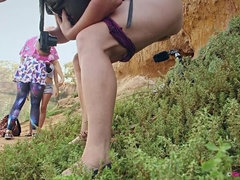 Brunette brune, Insertion, De plein air, Pisser