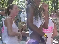 Beso negro, Playa, Bailar, Despelote, Madres para coger, Público, Tetas, Mojado