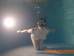 Gros cul, Branlette thaïlandaise, Hard, Masturbation, Mère que j'aimerais baiser, Seins naturels, Piscine, Nénés