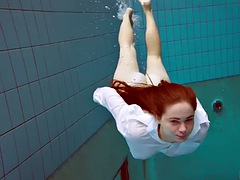 Chica, Tetas grandes, Erótico, Fetiche, Piscina, Público, Pelirrojo, Bajo el agua
