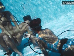 Morena, Hembra, Sexo duro, Orgasmo, Público, Coño, Adolescente, Bajo el agua