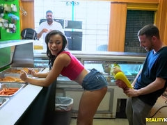 Enthousiasteling, Bruinharig, Zwart, Sperma in gezicht, Realiteit, Geschoren, Mager, Tieten likken