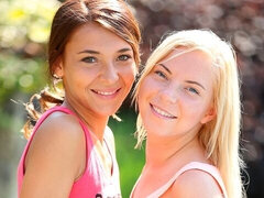 Embrassement, Lesbienne, Léchez, De plein air, Chatte, Rasée, Dénudage, Nénés