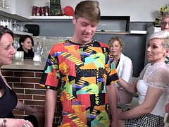 Tante, Tussi, Grosser schwanz, Blasen, Geile alte tussi, Oma, Gruppe, Rasiert