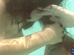 Sucer une bite, Femme couguar, Femelle, Partouze, Mature, Monstre, Orgasme, Piscine