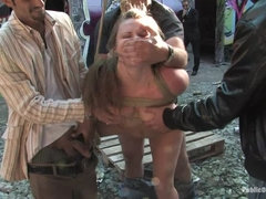 Gros seins, Bondage, Brunette brune, Femelle, Femme dominatrice, Public, Rugueux, Vibromasseur