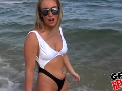 Grote kont, Badpak, Blond, Pijpbeurt, Sperma in gezicht, Logement, Buiten, Rijden