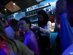 Grosse bite, Gros seins, Sucer une bite, Plantureuse, Groupe, Seins naturels, Fête, Public