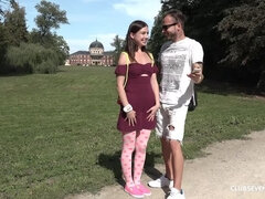 Sucer une bite, Brunette brune, Européenne, De plein air, Public, Séduite, Rasée, Adolescente