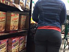 PHAT PLUMP ASS AT THE SUPERMARKET