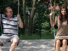 Pijpbeurt, Jurk, Handbeurt, Likken, Natuurlijke tieten, Buiten, Geschoren, Tiener