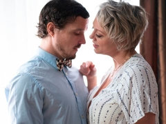 Grosser arsch, Blondine, Pummelig, Süss, Küssen, Milf, Kurzes haar, Entkleiden