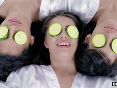 Sucer une bite, Tir de sperme, Queue, En levrette, Le plan cul à quatre, Partouze, Chevaucher, Tatouage