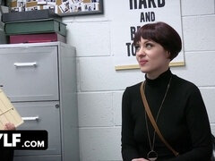 Grosse titten, Fingern, Milf, Büro, Kurzes haar, Uniform