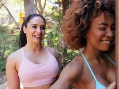 Anal, Gros seins, Sucer une bite, Plantureuse, En gros plan de très près, Noir ébène, Gicler, Plan cul à trois