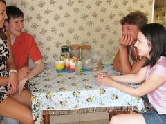 Grosser arsch, Grosser schwanz, Braunhaarige, Schwanz, Natürlich, Natürlichen titten, Jungendliche (18+), Titten