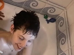 Amateur, Première fois, Homme homme femme, Fête, Chatte, Douche, Plan cul à trois, Voyeur