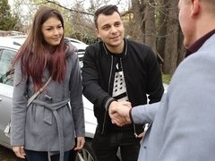 Cul, Sucer une bite, Brunette brune, Voiture, Petite amie, Rasée, Adolescente, Nénés